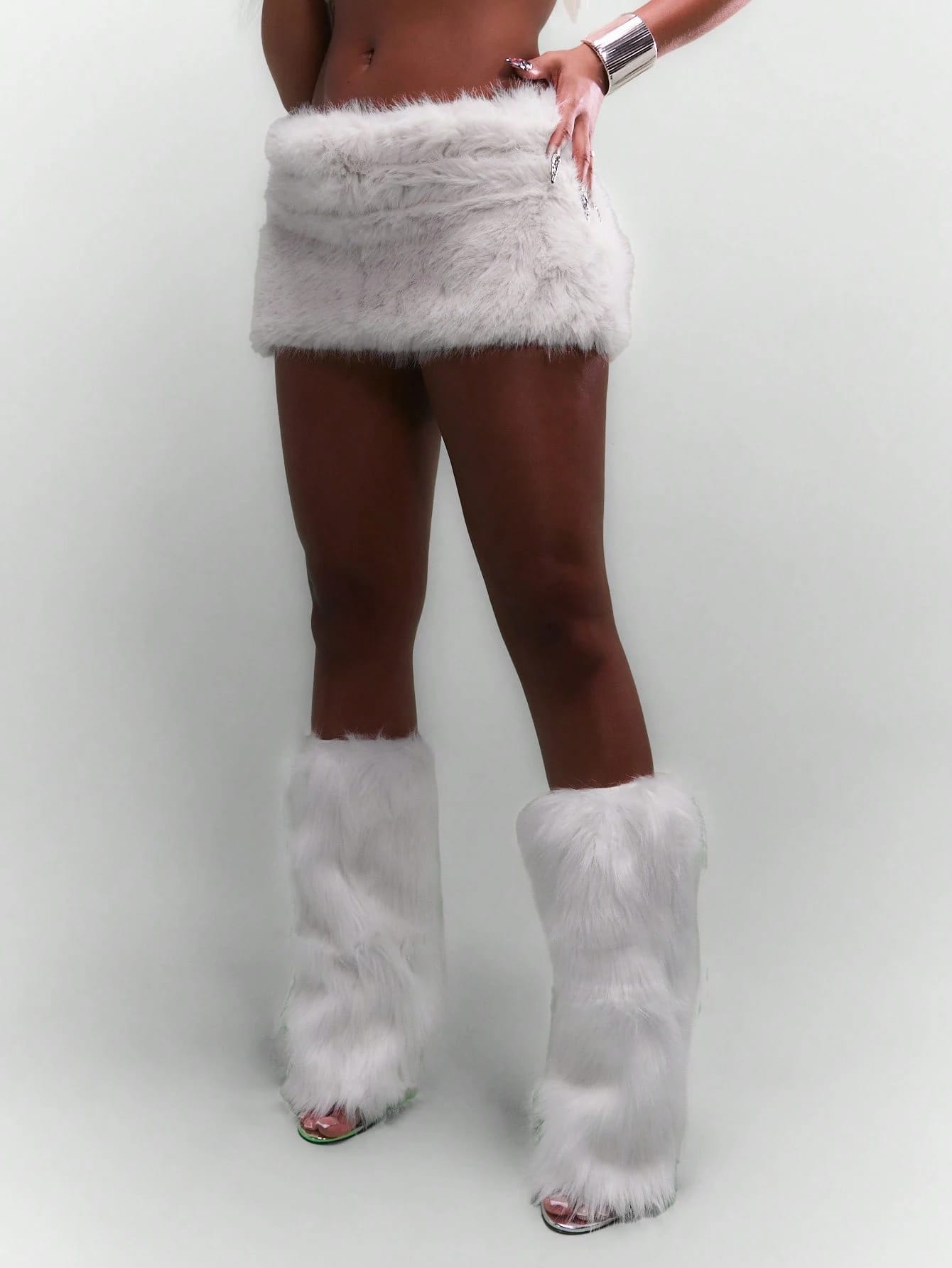 SUMWON WOMEN Ensemble jupe mini en fausse fourrure de luxe avec jambières assorties, tenue de club de fête d'hiver, pièce de mode déco, ensemble de costume de danse en peluche - Image 4
