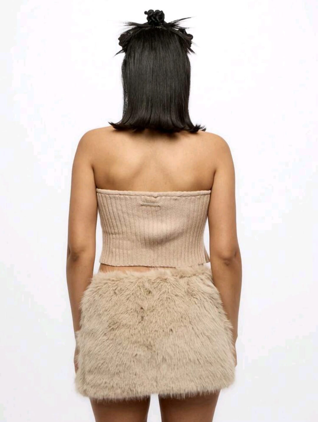 SUMWON WOMEN Ensemble jupe mini en fausse fourrure de luxe avec jambières assorties, tenue de club de fête d'hiver, pièce de mode déco, ensemble de costume de danse en peluche